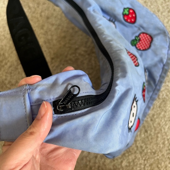 Hello Kitty Blue baggu Shoulder Bag - Picture 4 of 6